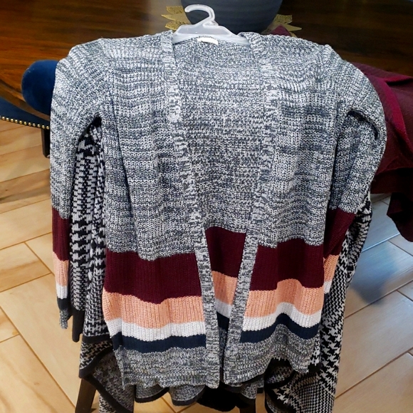 Bundle of 4 assorted small cardigans (burgundy, grey, tan, black and white) - Picture 4 of 4